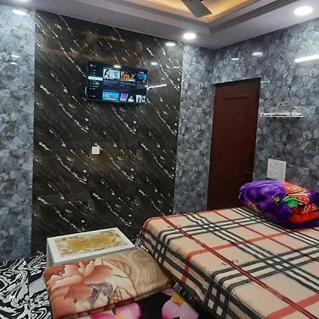 Aggarwal Luxury Room With Private Kitchen Washroom And Balcony Along With Fridge, Ac, Android Tv, Wifi In Main Lajpat Nagar Yeni Delhi Dış mekan fotoğraf