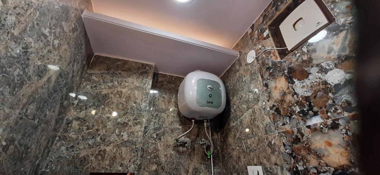 Aggarwal Luxury Room With Private Kitchen Washroom And Balcony Along With Fridge, Ac, Android Tv, Wifi In Main Lajpat Nagar Yeni Delhi Dış mekan fotoğraf