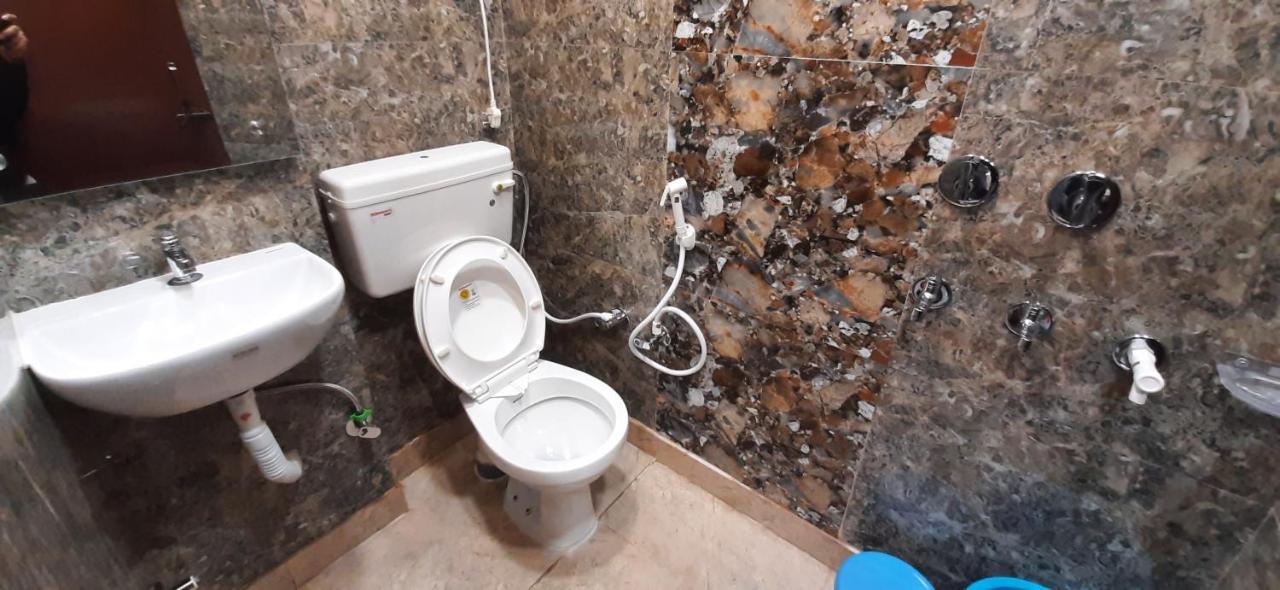 Aggarwal Luxury Room With Private Kitchen Washroom And Balcony Along With Fridge, Ac, Android Tv, Wifi In Main Lajpat Nagar Yeni Delhi Dış mekan fotoğraf