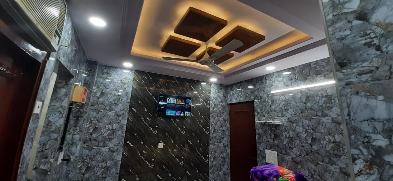 Aggarwal Luxury Room With Private Kitchen Washroom And Balcony Along With Fridge, Ac, Android Tv, Wifi In Main Lajpat Nagar Yeni Delhi Dış mekan fotoğraf