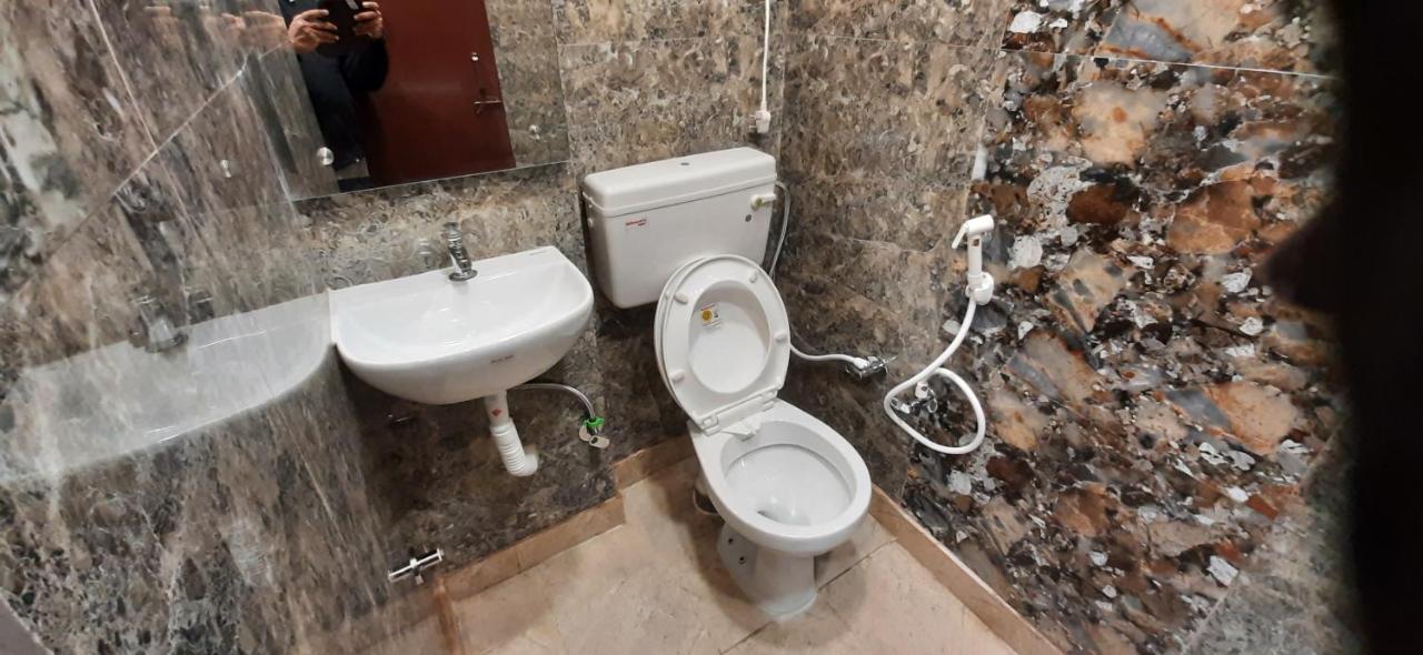Aggarwal Luxury Room With Private Kitchen Washroom And Balcony Along With Fridge, Ac, Android Tv, Wifi In Main Lajpat Nagar Yeni Delhi Dış mekan fotoğraf